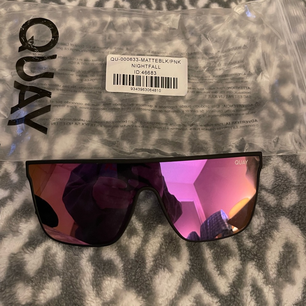 Quay sunglasses nightfall matte black/pink